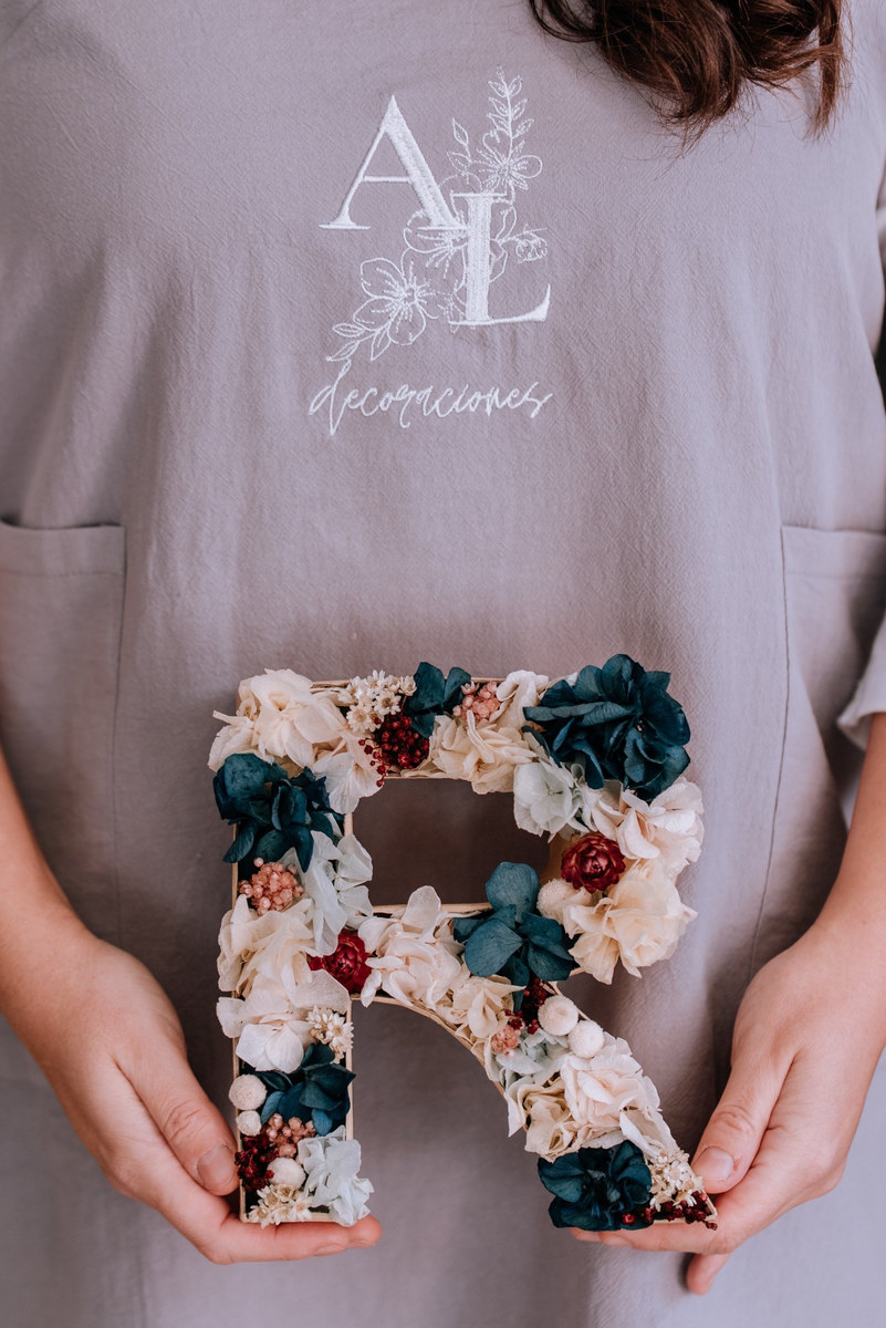 Letras con flores preservadas