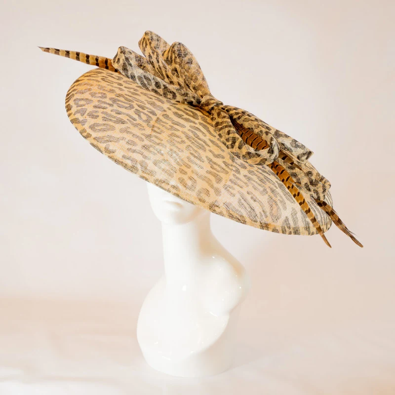 Pamela estampado animal print con plumas faisán
