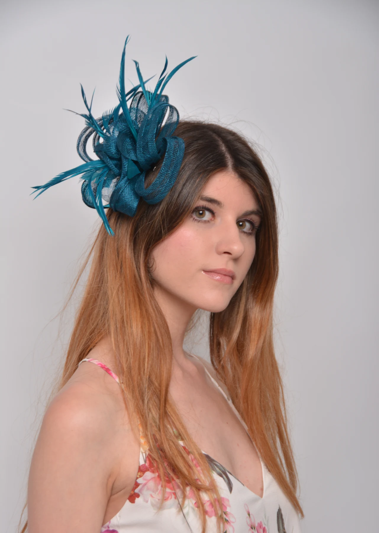 Julia, tocado de sinamay con plumas