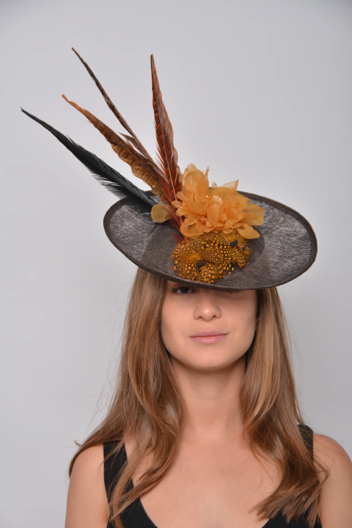 Diana, tocado de plumas