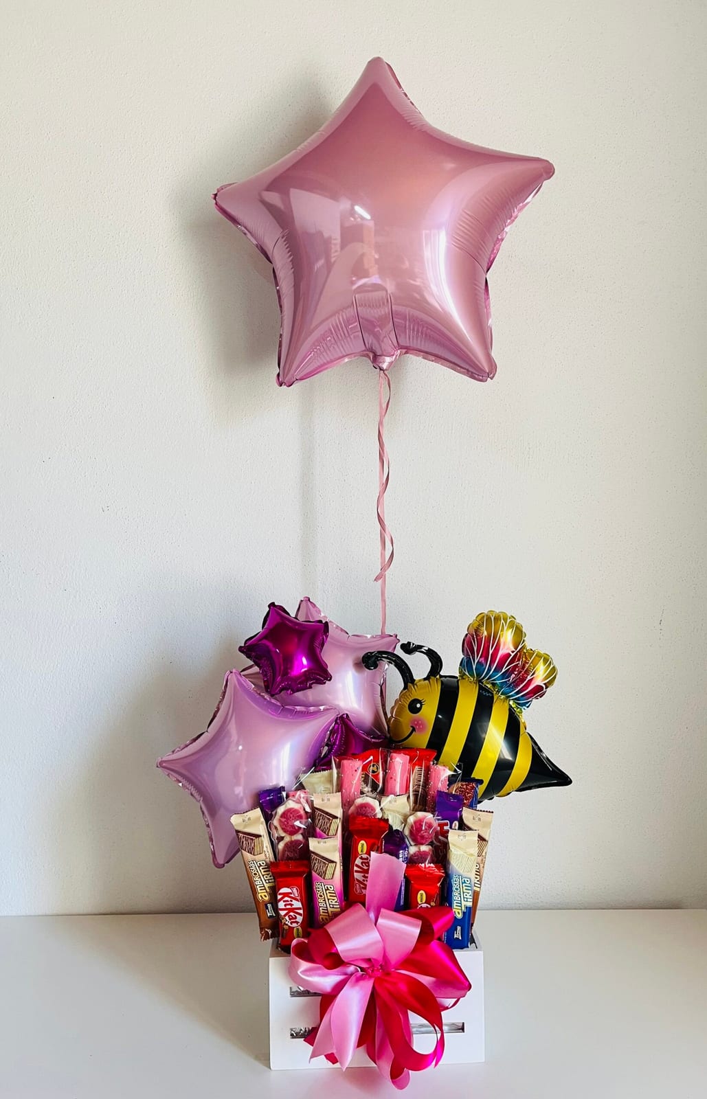 Cesta de chocolates y globo de helio