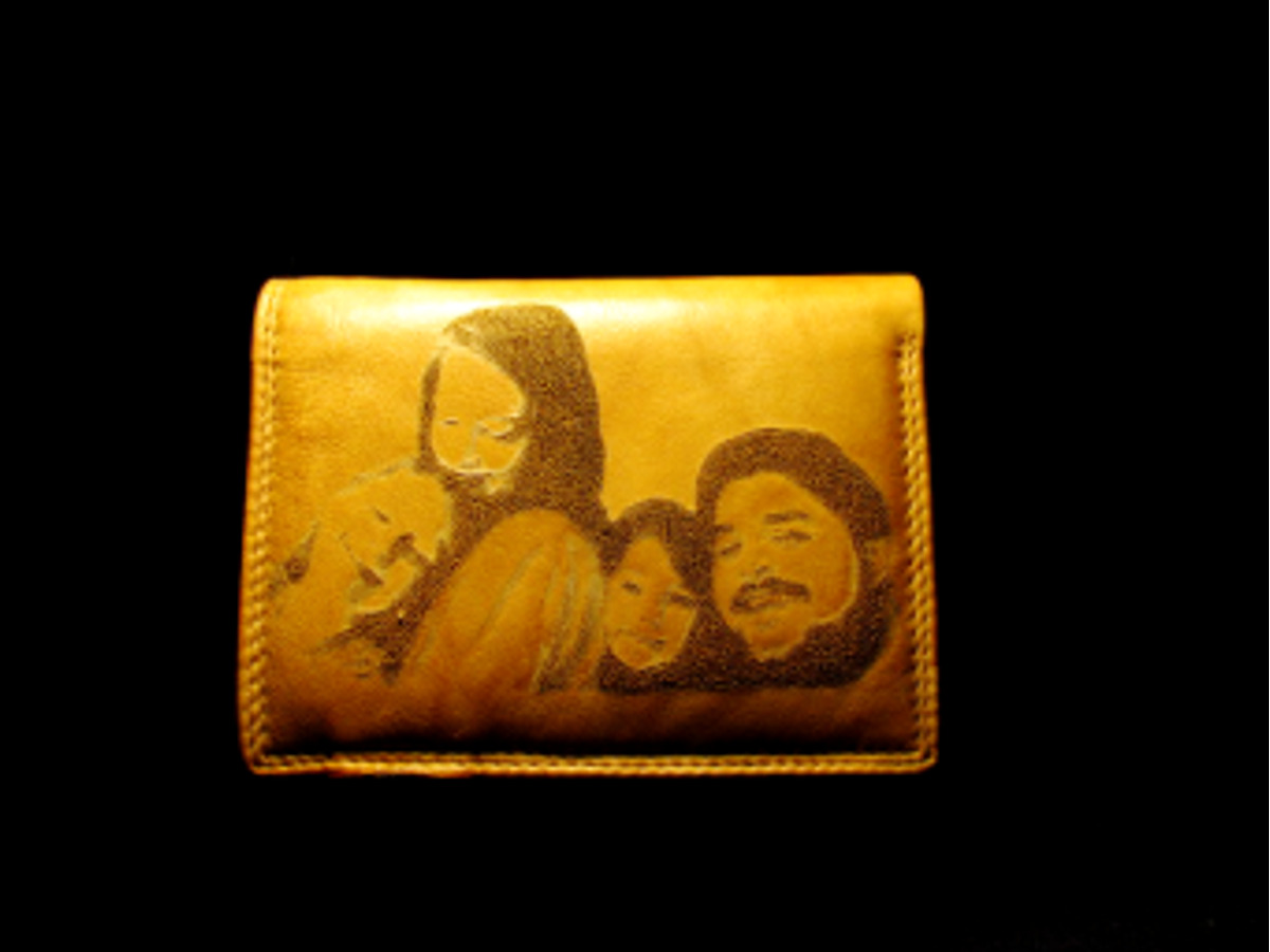 Cartera de cuero grabada