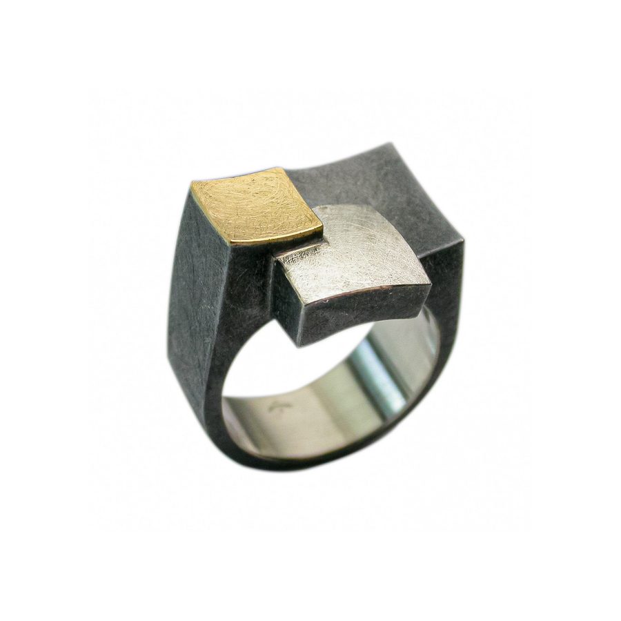 Anillo oro y plata, 16 x 19 mm.