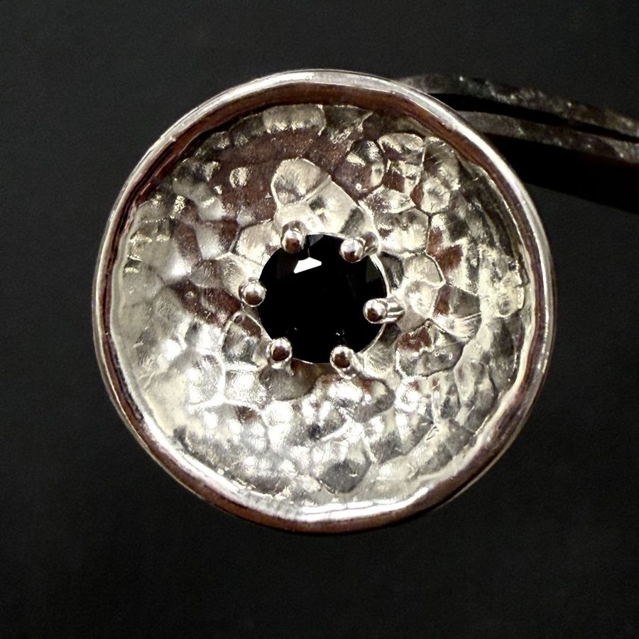 Anillo de plata con circonita negra