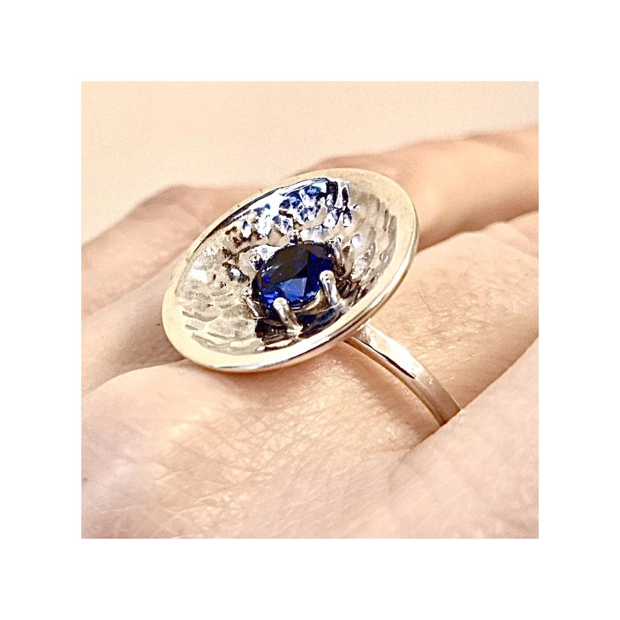 Anillo de plata con zafiro sintético