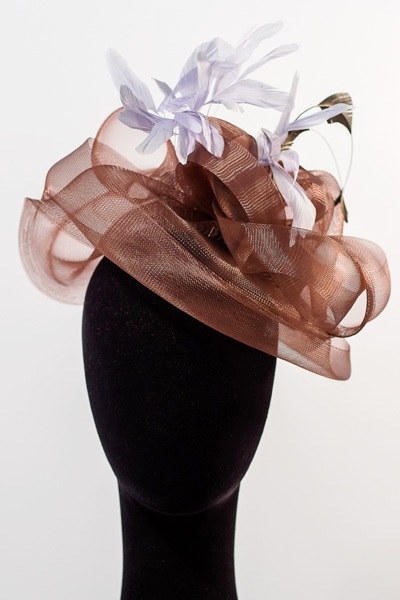 Tocado chocolate con plumas celeste