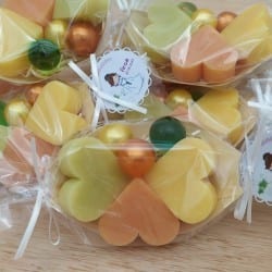Jabones y perlas de baño en barquilla de bambú