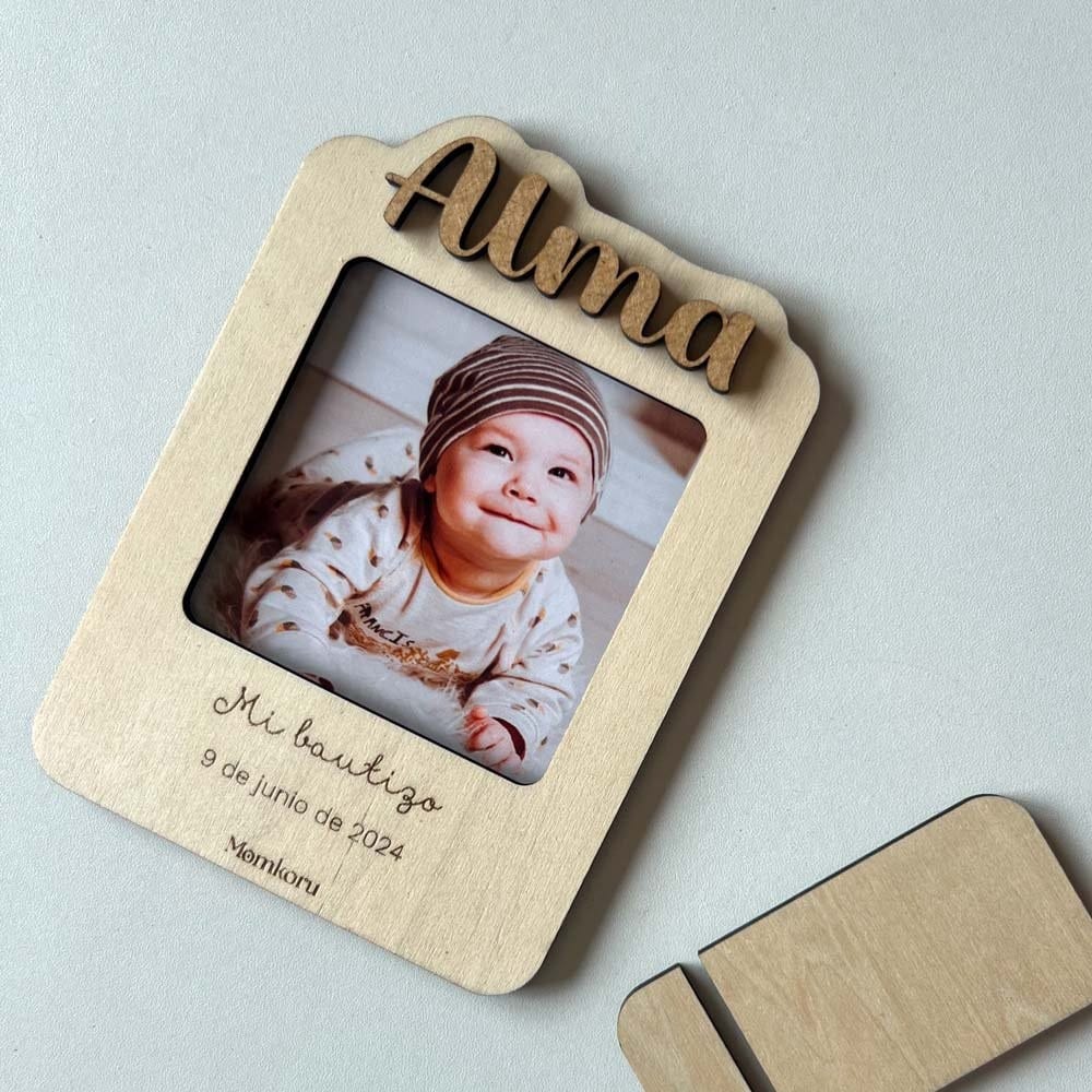 Portafotos bautizo relieve personalizado con nombre y foto — Recuerdo invitados madera