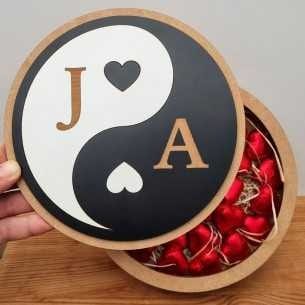 Caja de madera Ying Yang con bombones de chocolate