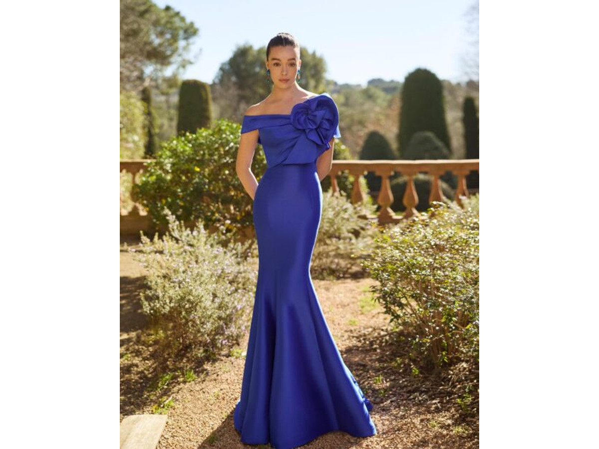 Vestido largo de fiesta en mikado azul klein Marfil Barcelona