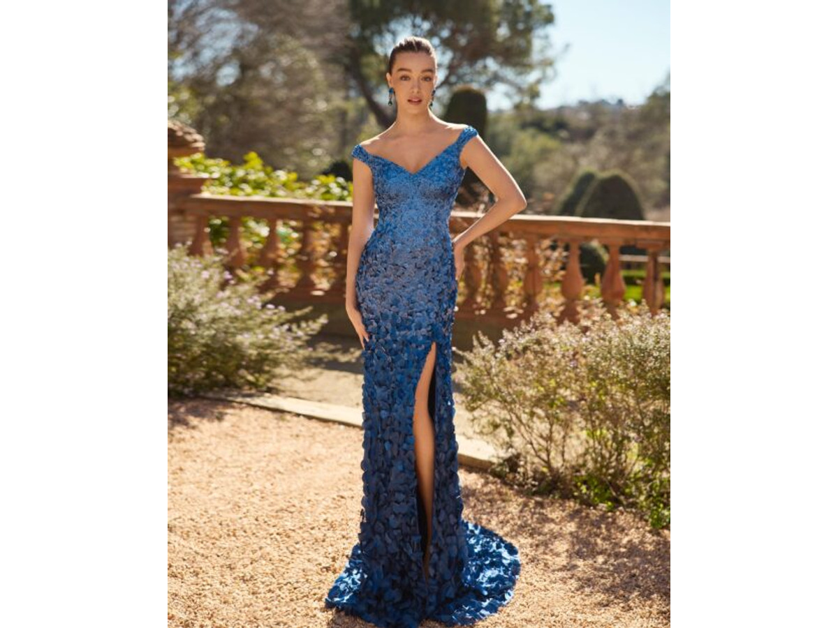 Vestido largo de raso con aplicaciones 3D azul Marfil Barcelona