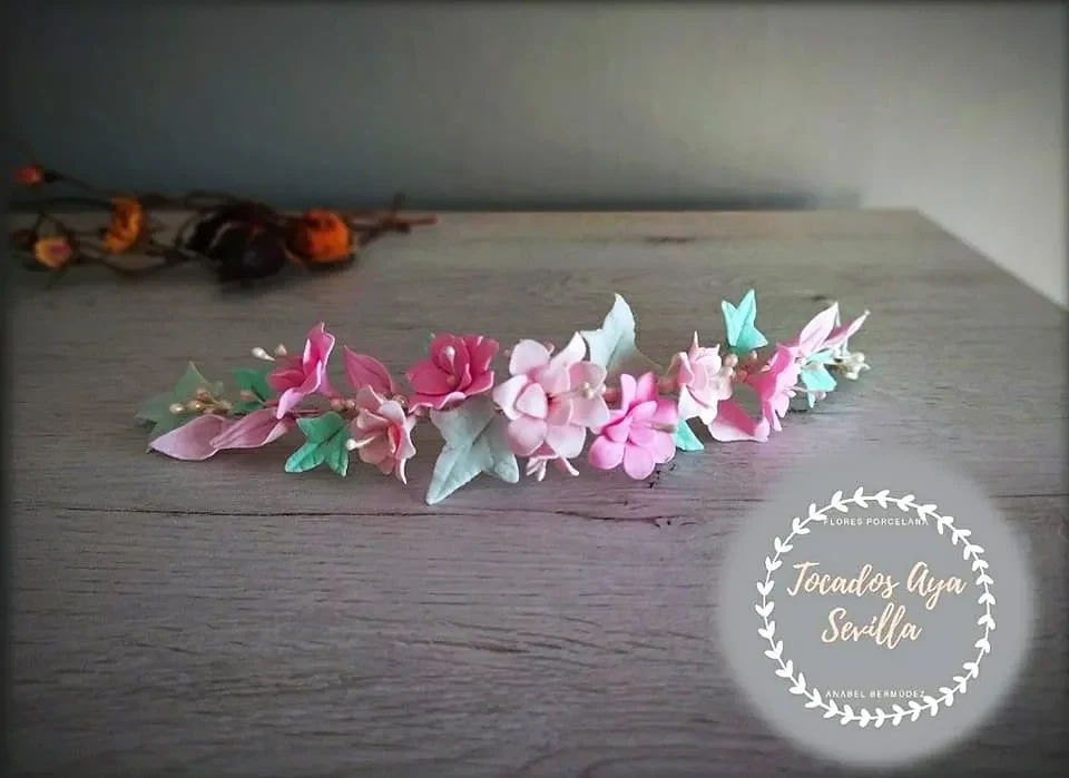 Peina de flores de porcelana modelada a mano