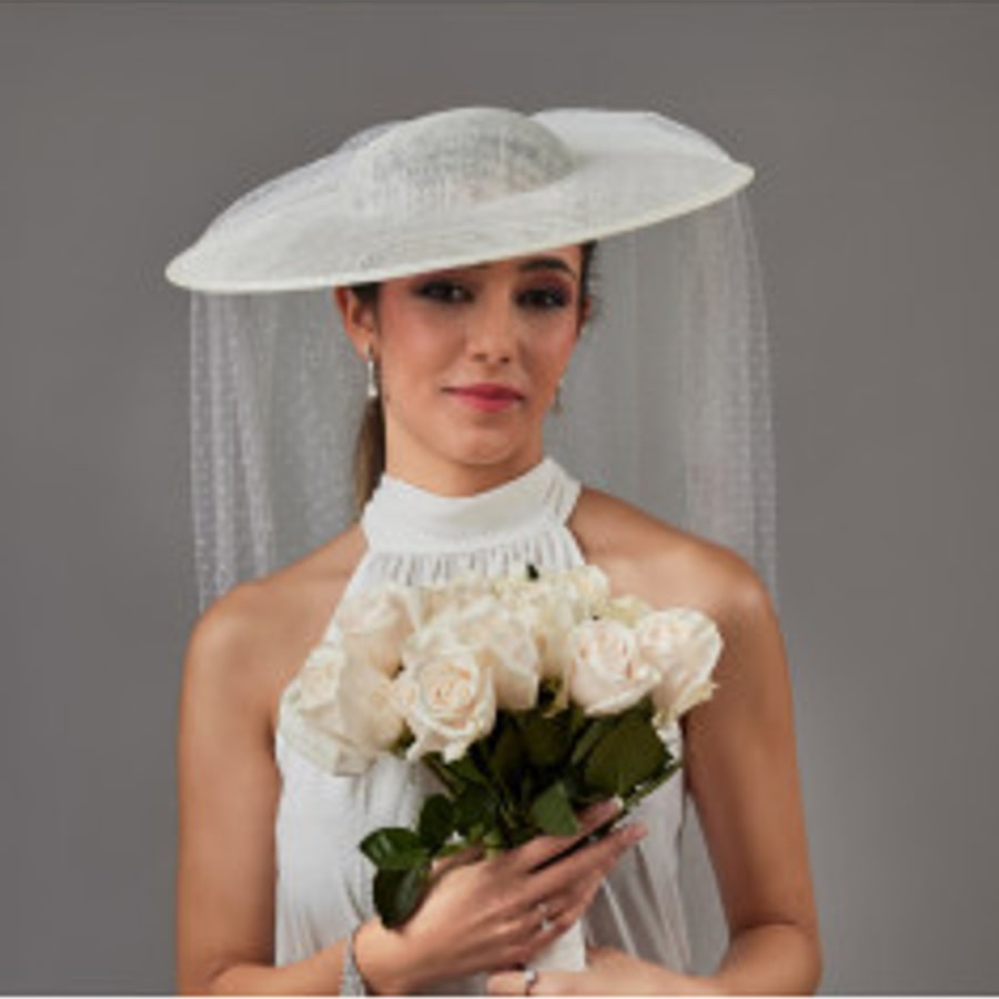 Sombrero de novia con velo plumeti blanco