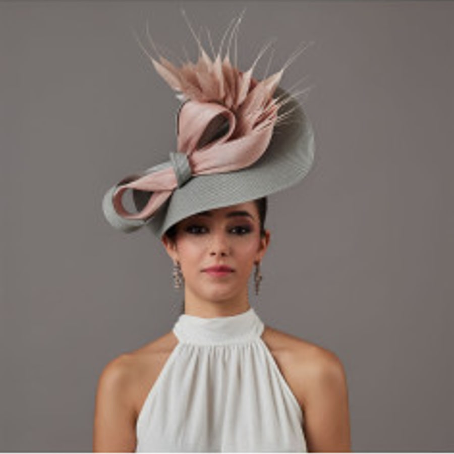 Elegante tocado madrina gris y rosa nude