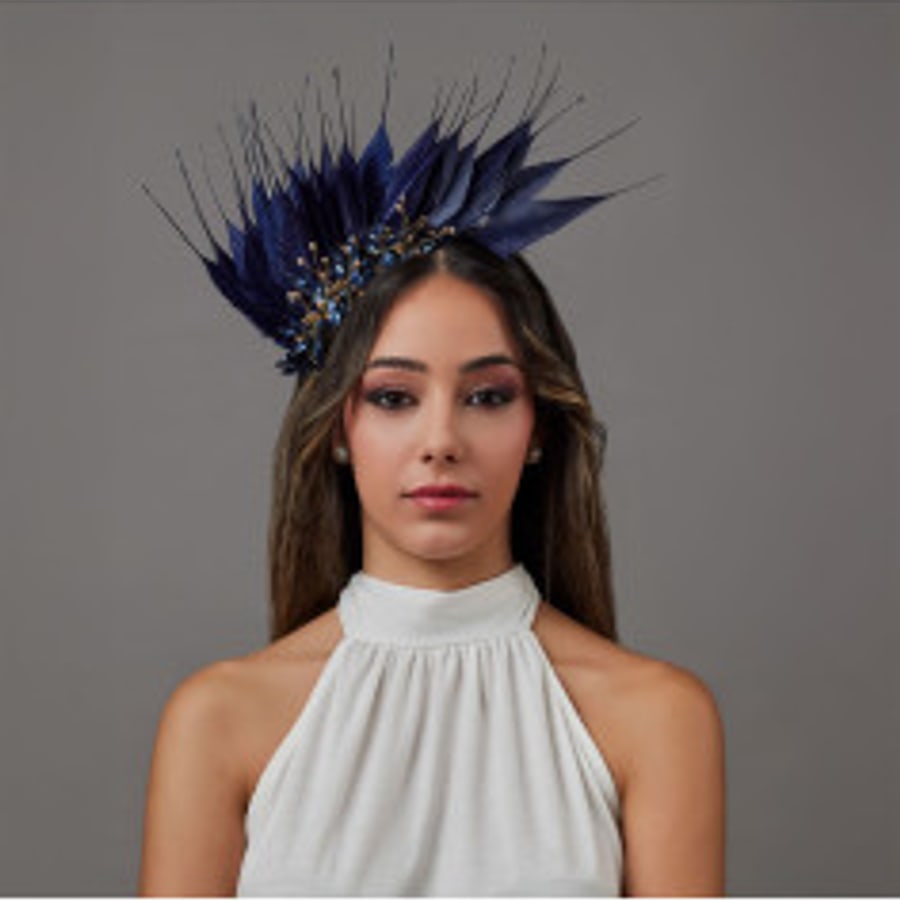Diadema azul marino con plumas y pedrería