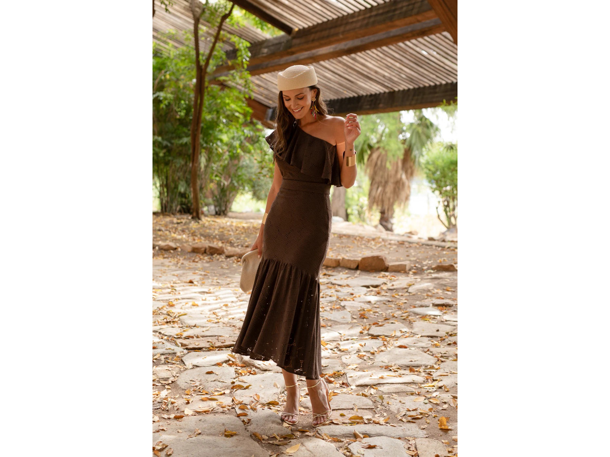 Vestido midi escote asimétrico volante