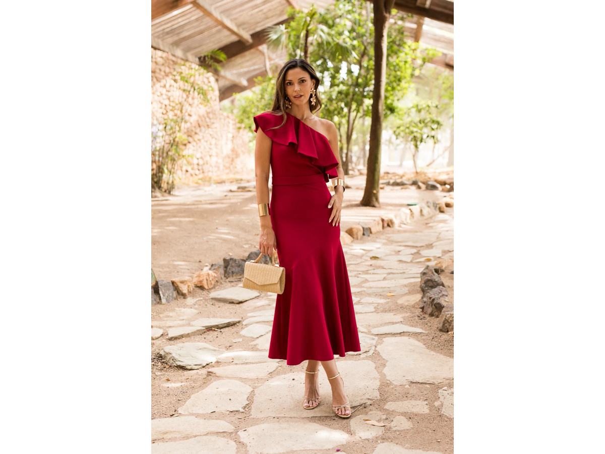 Vestido midi escote asimétrico falda vuelo
