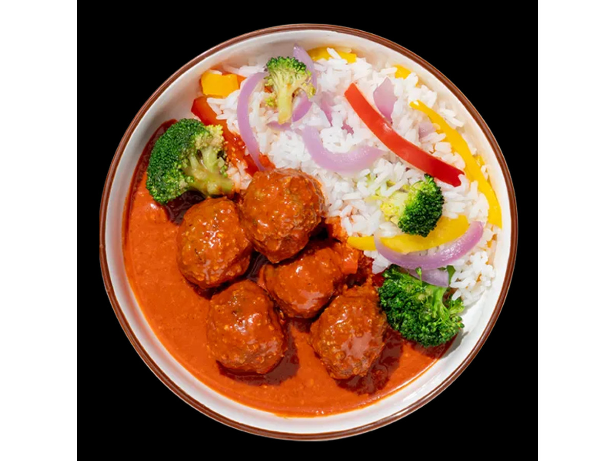 Albóndigas con curry rojo, arroz y verduras