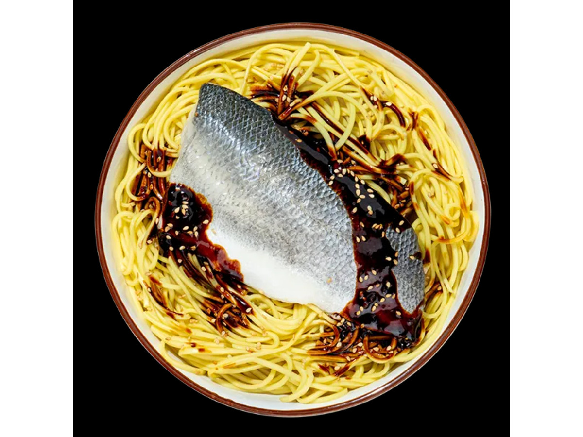 Lubina con salsa sukiyaki y noodles de trigo
